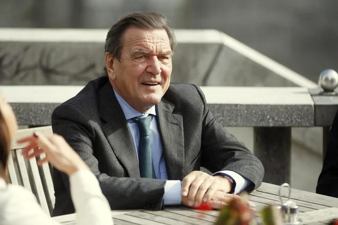 Rešitev ukrajinske vojne je vendarle mogoča še pravočasno. Nakazal jo je bivši nemški kancler Gerhard Schröder v intervjuju za revijo Stern pred točno tremi leti (4. avgusta 2022). Svojo modrost je ta pokončni mož pogumno izkazal že med iraško krizo, ko se ni uklonil Bushevim pritiskom in je obsodil napad na Irak. FOTO: Uroš Hočevar/Delo