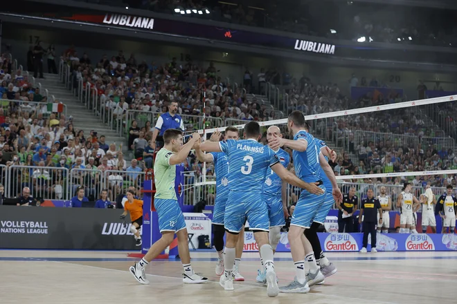 Slovenski odbojkarji merijo najvišje tudi v tekmi s Srbijo. FOTO: Leon Vidic