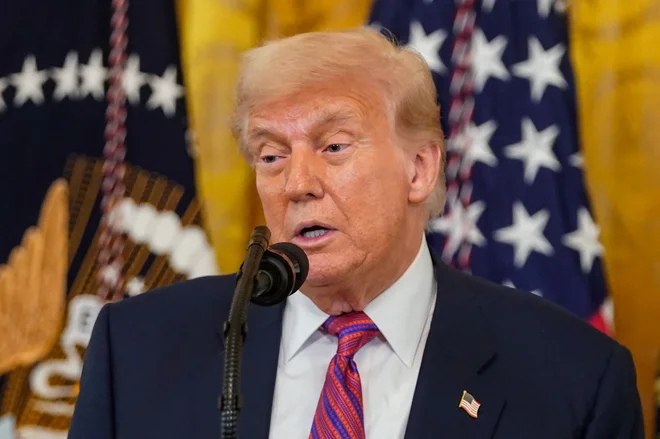 Donald Trump je ostal zvest osnovam ameriške politike: dolarju, energetiki in oboroževanju. FOTO: Nathan Howard/Reuters