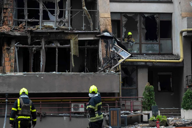 Po napadu so izbruhnili požari. FOTO: Oleksii Filippov/AFP