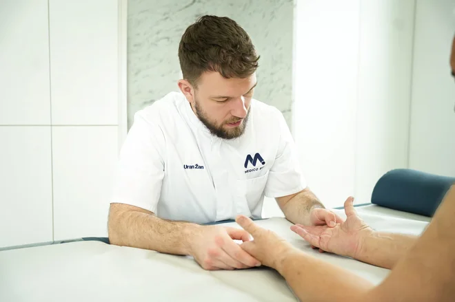 Fizioterapija in terapevtska vadba sta pri posameznikih z revmatoidnim artritisom lahko izjemno učinkoviti. FOTO: Medicofit