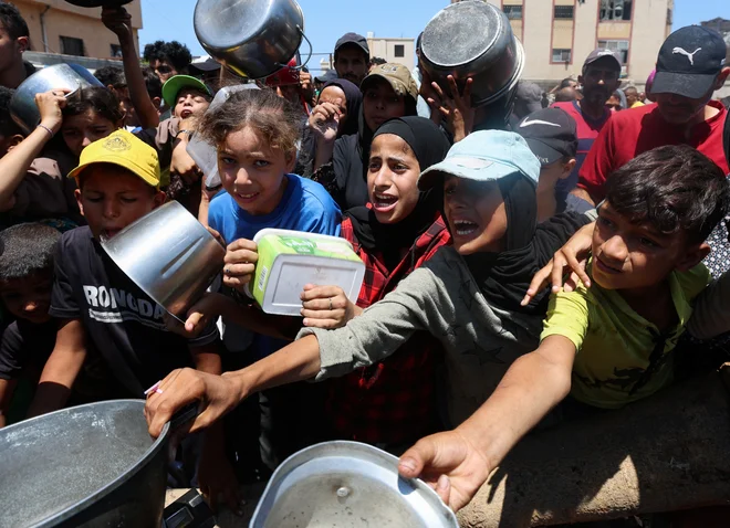 V zadnjih dveh mesecih je bilo med čakanjem na hrano ubitih že skoraj 900 ljudi. FOTO: Ramadan Abed/Reuters