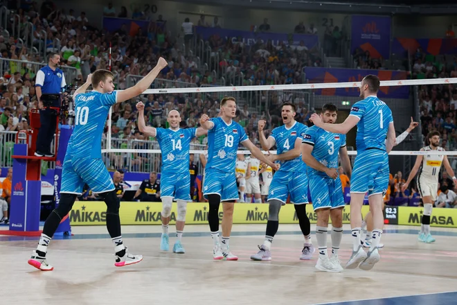 Slovenci so imeli v Stožicah dovolj razlogov za veselje, proti Srbiji so gledalcem pričarali posebno predstavo. Fotografiji Leon Vidic