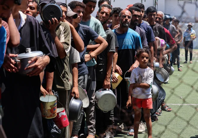 Vsak tretji prebivalec palestinske enklave po podatkih Združenih narodov dobi nekaj hrane dvakrat na teden. FOTO: Ramadan Abed/Reuters