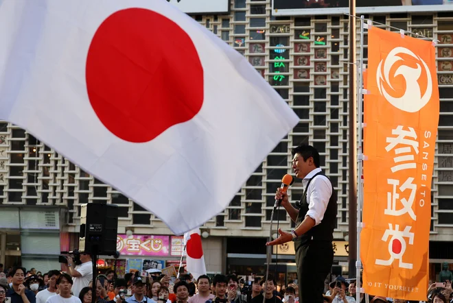 »Geslo Japonska na prvem mestu je poziv k temu, da se znova zgradi življenje japonskega naroda, tako da se upremo globalizmu,« je v intervjuju po volitvah izjavil 47-letni vodja stranke Sohei Kamija. FOTO: Kim Kyung-hoon/Reuters