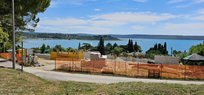 Portoroške parcele so vroče tudi zaradi takšnega razgleda. FOTO: Boris Šuligoj