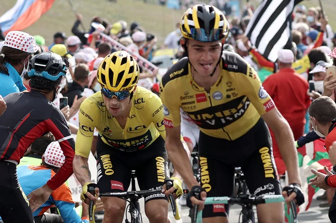 Leta 2020 je v težave na prelazu Col de la Loze zašel tudi Primož Roglič, ki je vseeno premagal tadeja Pogačarja. Zmage se je veselil Kolumbijec Lopez, Pogačar pa je tudi nekaj let kasneje tu klonil proti Dancu Vingegaardu. FOTO: Kenzo Tribouillard/AFP