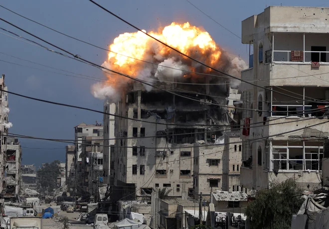 Izraleske sile so dnaes znova bombardirale stanovanjske bloke v Gazi. FOTO: Khamis Al-rifi/Reuters