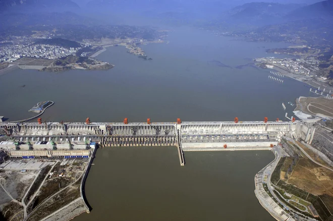 Zračni pogled na jez Tri soteske na reki Jangce v Yichangu v osrednji kitajski provinci Hubei. FOTO: Stringer Shanghai Reuters