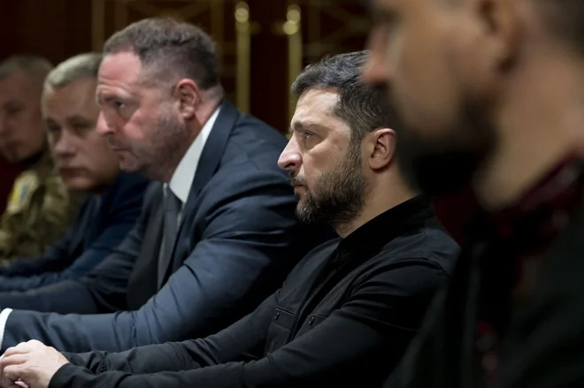 Ukrajinski predsednik Volodimir Zelenski v pogovoru s francoskim zunanjim ministrom Jeanom-Noelom Barrotom med njunimi pogovori v Kijevu 21. julija 2025. FOTO: Handout AFP