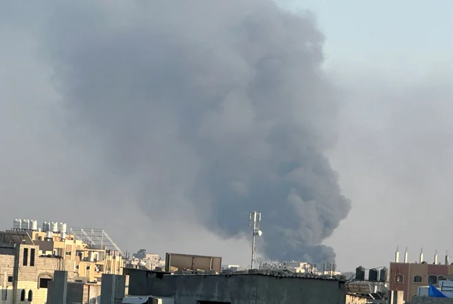 Mesto Deir al Balah je tarča izraelskih napadov. FOTO: Hatem Khaled/Reuters