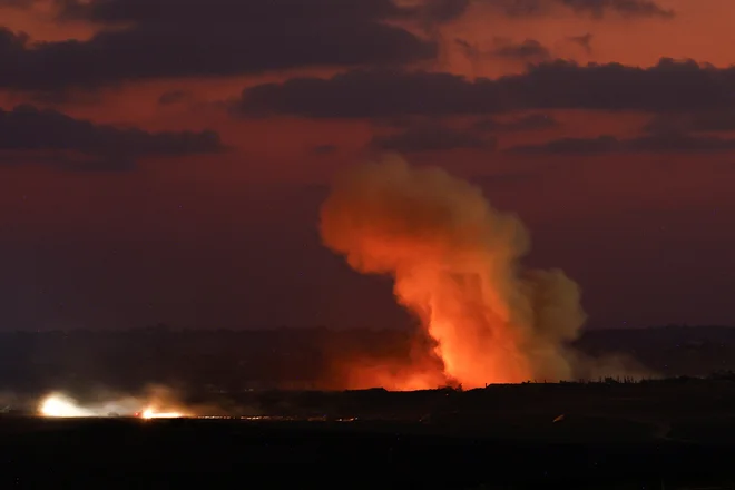 Dim v Gazi po izraelskih napadih FOTO: Amir Cohen/Reuters