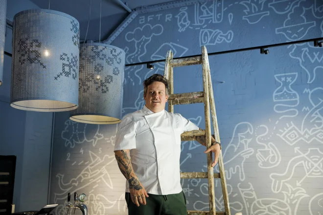 Kdo bi si mislil, da se sodobna interpretacija vezenja s križci tako dobro vklopi v sodoben interier. Te luči svetijo v bistroju Aftr, žurersko-gastronomskem lokalu na Trubarjevi v Ljubljani. FOTO: Jože Suhadolnik