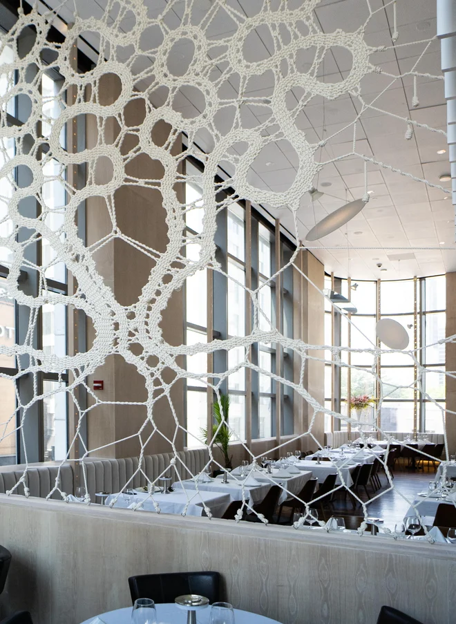 Čipka kot pregrada v newyorški restavraciji Skinos je intepretacija podobe drevesa mastika, ki raste na grškem otoku Hios. FOTO: osebni arhiv Manca Ahlin