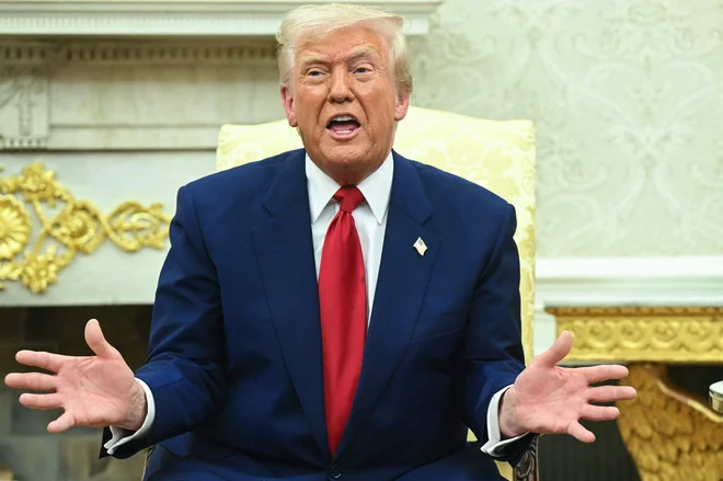Trump je zaradi članka o njegovi čestitki pokojnemu obsojenemu spolnemu prestopniku Epsteinu vložil tožbo. FOTO: Saul Loeb/AFP