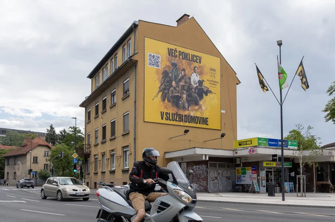 Po nekaterih ocenah je v Ljubljani postavljenih okoli 8000 objektov za oglaševanje, od tega jih je polovica namenjenih za oglaševanje. FOTO: Voranc Vogel/Delo