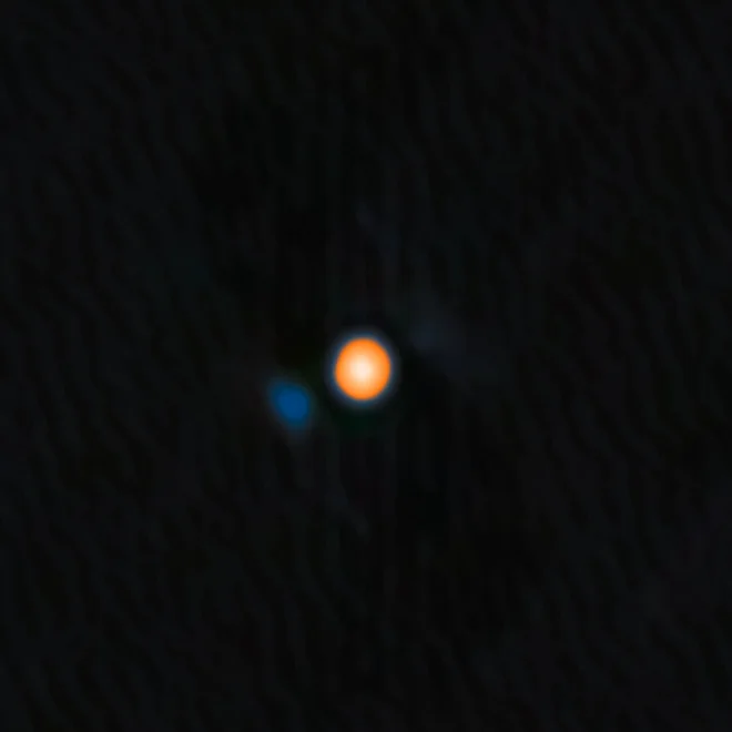 Betelgeza je rdeča nadorjakinja, je ena najsvetlejših zvezd na našem nebu. Ovb sebi ima precej manjšo zvezdo spremljevalko. FOTO: Gemini Observatory/NOIRLab/NSF/AURA/AFP