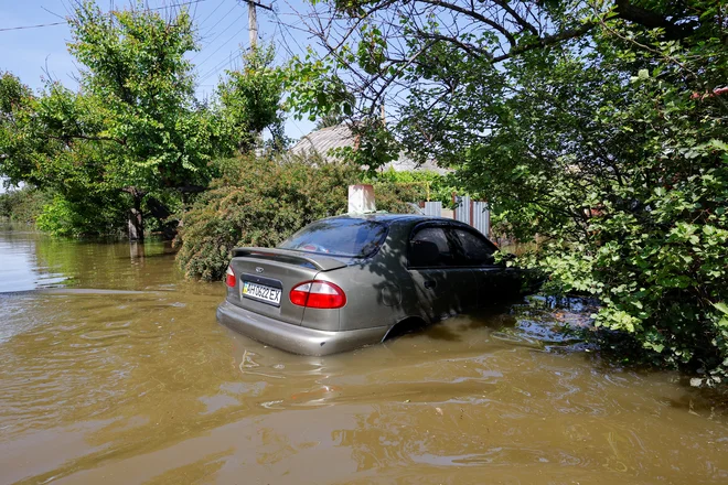 Uničujoče poplave po bombardiranju jezu Nova Kahovka. FOTO: Alexander Ermochenko/Reuters