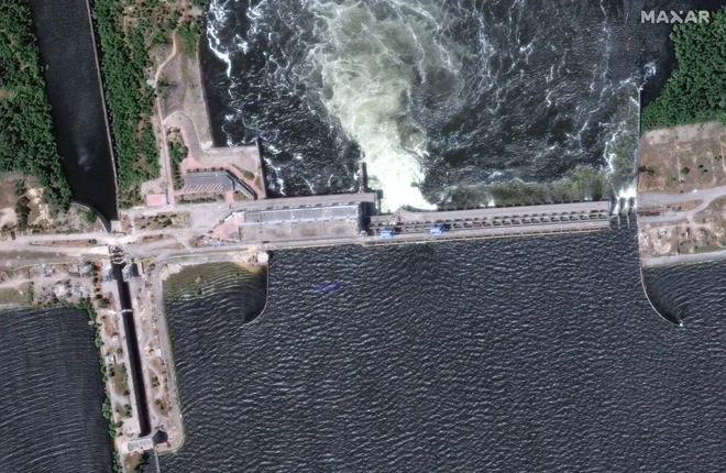 Jez Nova Kahovka nekoč. Zdaj je tu vzklilo 40 milijard drevesnih semen. FOTO: Maxar Technologies Via Reuters