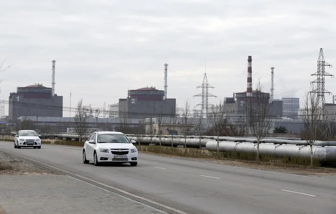 Zaporožje. Proti okupirani jedrski elektrarni se razprostira prostrano morje mladih dreves. Površina rezervoarja je bila 2155 kvadratnih kilometrov – večja kot New York in njegovih pet okrožij. FOTO: Stringer Reuters Pictures