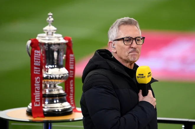 Gary Lineker je ob koncu sezone po 25 letih zapustil BBC, kjer mu niso želeli podaljšati zelo donosne pogodbe za vodenje oddaje Match of the Day, tudi zato, ker se ni ustrašil kritik vodstva britanske nacionalke. Lineker med gledalci ostaja zelo priljubljen. FOTO: Oli Scarff/Reuters