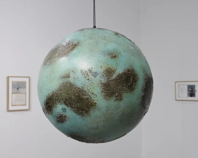 Jasmina Cibic in Mojca Opresnik sta se povezali in ustvarili zanimivi umetniški zgodbi – Kartografije žalosti (Cartographies of Grief) in Breme skrbi (Gravity of Care). FOTO: Simon Mills, z dovoljenjem Void Arts Centre in umetnice
