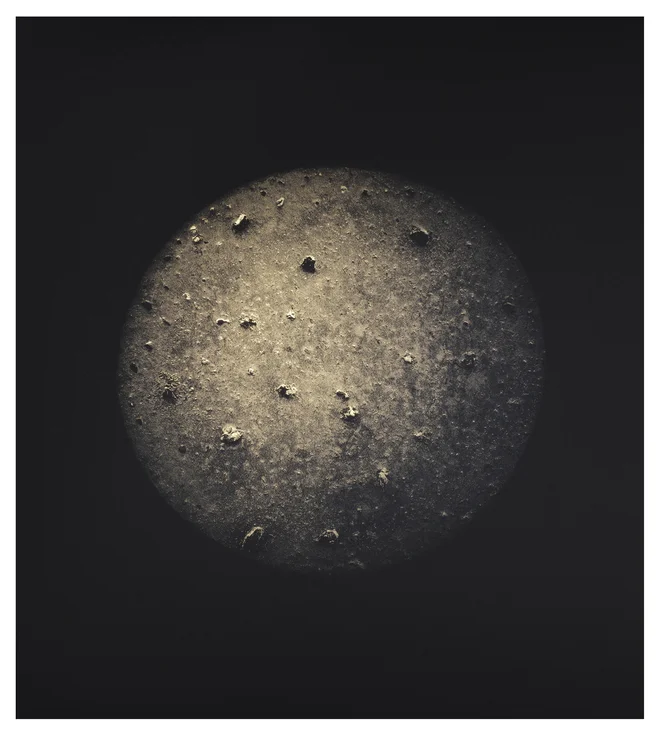 Solze, ki so jih podarili člani Združenih narodov za človekove pravice, so del zgodbe Kartografije žalosti. Gre za tisk na medenini. Mikroskopska fotografija Mojca Opresnik, KI FOTO: Pete Moss, z dovoljenjem Jasmine Cibic