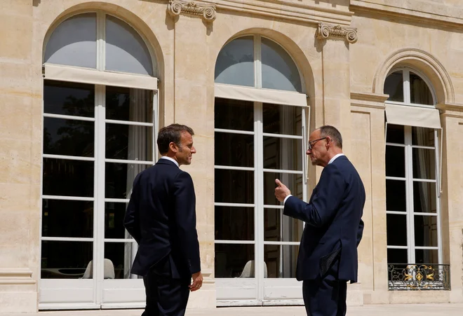 Francoski predsednik Emmanuel Macron in nemški kancler Friedrich Merz sta maja v Parizu napovedala nič manj kot preporod prijateljstva in nov zagon za EU. FOTO: Ludovic Marin/Reuters