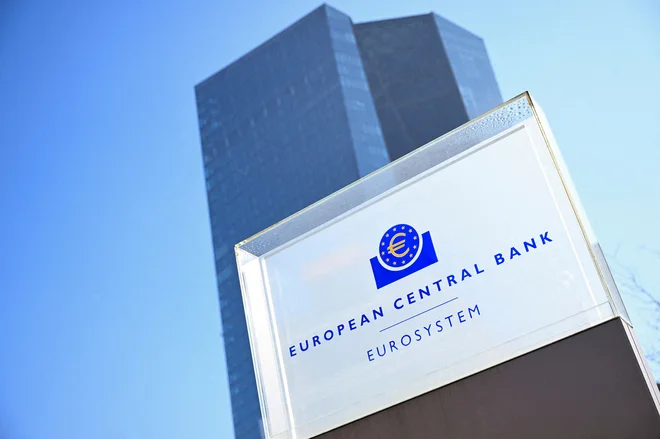 Več možnosti za nov obrestni rez je septembra, analitiki nizozemske banke ING mu zdaj pripisujejo 50-odstotno verjetnost, nato pa si sledita še dve monetarni seji ECB, in sicer oktobra in decembra. FOTO: Jana Rodenbusch/Reuters