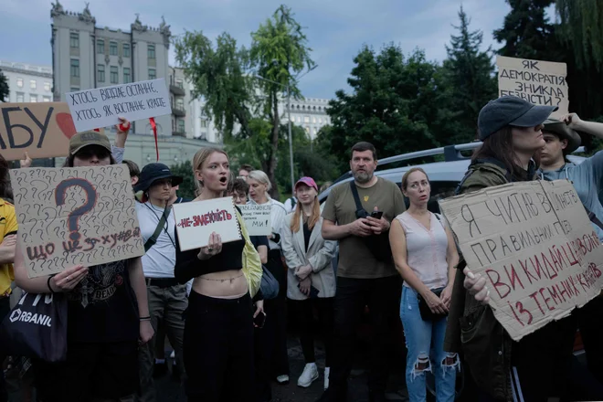 »Izbrali smo Evropo, ne avtokracije,« je pisalo na plakatu, ki ga je držal eden od demonstrantov. FOTO: Tetiana Dzhafarova/AFP