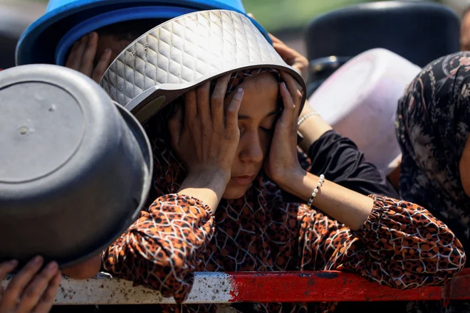 Med čakanjem na pomoč pri centrih GHF za razdeljevanje so prosilci pomoči redno tarča strelov tako izraelskih vojakov kot tudi ameriških plačancev. FOTO: Dawoud Abu Alkas/Reuters