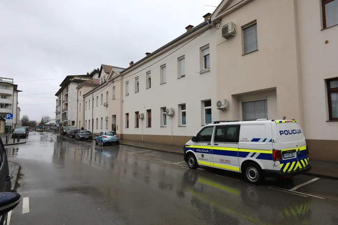 Policisti in kriminalisti so za potrebe preiskave konec februarja opravili več aktivnosti, med drugim so preiskali domovanje starejšega obtoženca v Žolgarjevi ulici v Mariboru. FOTO: Andrej Petelinšek