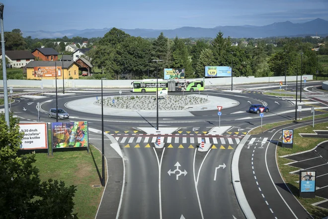 Fizične ovire med pasovi v turbokrožiščih še dodatno zmanjšajo možnost nesreč, saj je prehajanje med pasovi v krožišču prepovedano, zato se ne dogajajo bočni trki. FOTO: Jože Suhadolnik