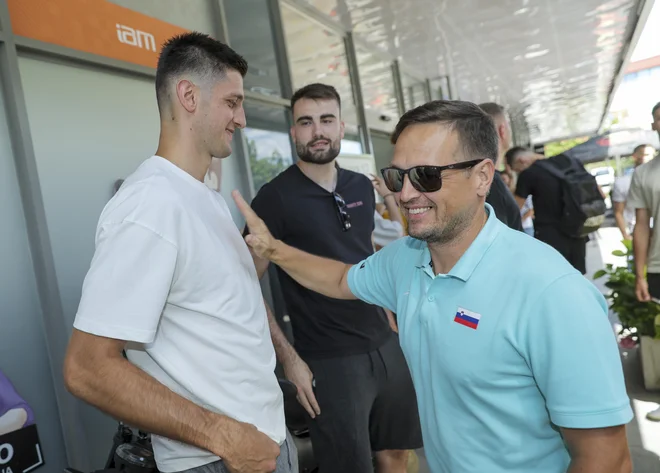 Košarkarji so se v dobrem vzdušju zbrali v Ljubljani, selektor Aleksander Sekulić je na Roglo odpeljal 16 košarkarjev. Foto Jože Suhadolnik