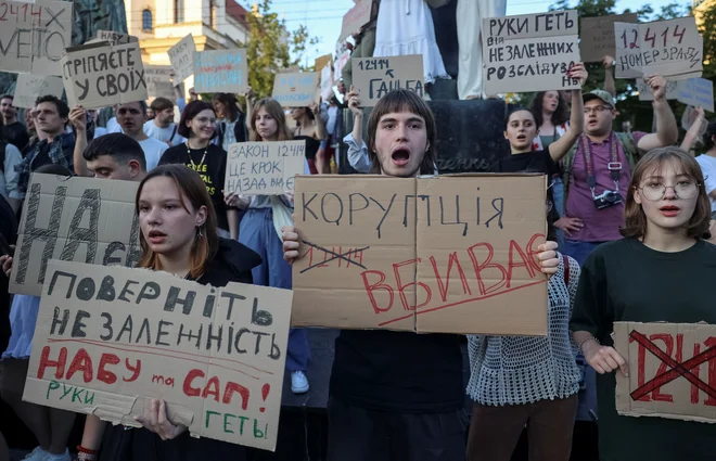 V Ukrajini so potekali protesti proti odpravi neodvisnosti protikorupcijskih organov. FOTO: Roman Baluk/Reuters