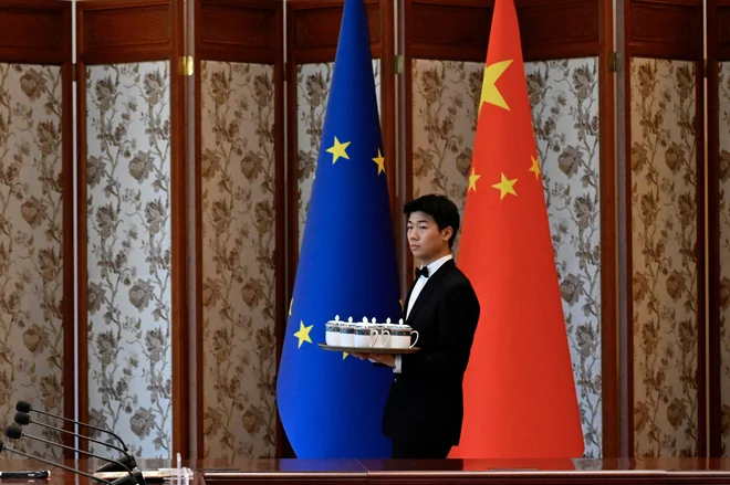 Zdi se, da namerava kitajski predsednik Xi Jinping EU pokazati nov zemljevid sveta, na katerem bo v središču Kitajska. FOTO: Wang Zhao/Reuters