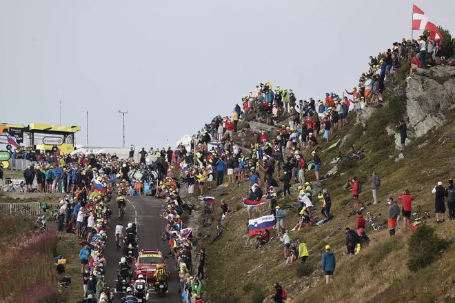 Takole sta Roglič in Pogačar drvela na Col de la Loze 16. septembra 2020. FOTO: Kenzo Tribouillard/AFP