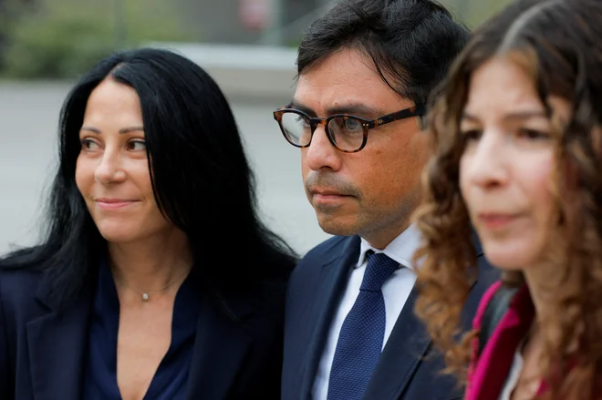 Dr. Salvador Plasencia, ko je 23. julija 2025 zapuščal sodišče. FOTO: Mike Blake/Reuters