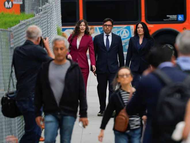 Dr. Salvador Plasencia ob prihodu na zvezno sodišče, kjer naj bi priznal krivdo po štirih točkah obtožnice, da je igralcu Matthewu Perryju pred smrtjo posredoval ketamin. FOTO: Mike Blake/Reuters
