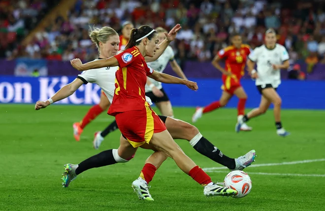 Aitana Bonmati je takole zabila gol za preboj Španije v finale eura 2025. FOTO: Matthew Childs/Reuters