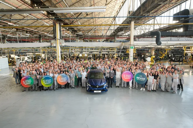 Petmilijonti avtomobil iz Revoza je bil aktualni renault clio modre barve. Clio je bil za novomeško tovarno zgodovinsko najbolj uspešen model. Trenutno je to edini proizvod Revoza, ki pa se pripravlja na novega twinga.

FOTO: Revoz