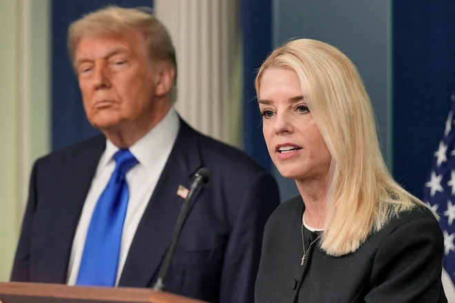 Pam Bondi in Trump FOTO: Ken Cedeno/Reuters