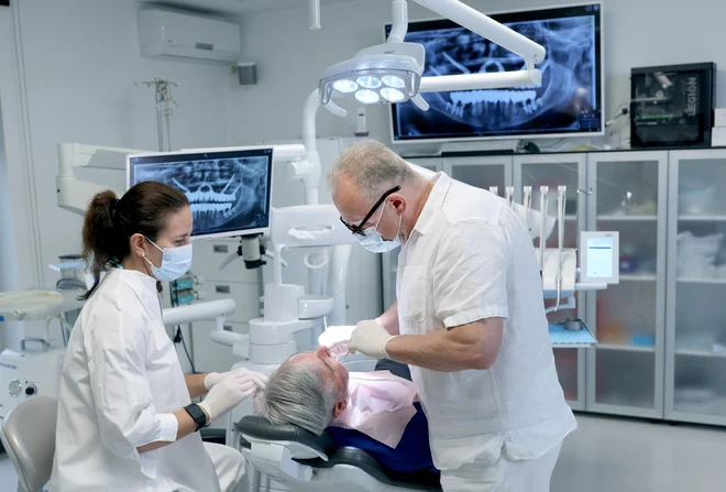 Strokovnjaki Klinike Ortoimplant poskrbijo, da je pot do novega nasmeha varna, udobna in trajna. FOTO: Blaž Samec