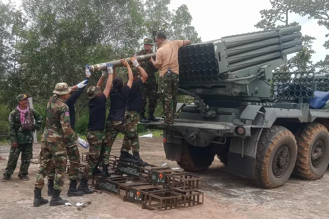Konflikt med Tajsko in Kambodžo se je davi zaostril, potem ko je domnevno kamboška vojska izstrelila rakete in topniške granate na Tajsko, tajska vojska pa je aktivirala bojna letala F-16 za izvedbo zračnih napadov. FOTO: AFP