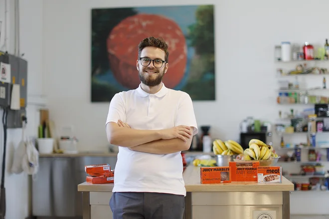 Sodelovali smo tudi s pisarno za prenos znanja na Univerzi v Ljubljani, pri čemer nama je poslovni svetovalec relativno neposredno, ampak neuradno predlagal, naj se izogneva sodelovanju z univerzo, saj bova imela samo težave, se začetkov podjetništva spominja soustanovitelj podjetja Juicy Marbles Luka Sinček. FOTO: Leon Vidic