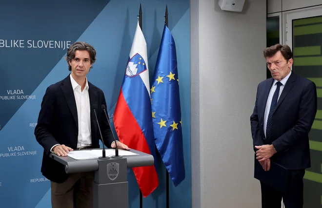 Ministra Luka Mesec in Vinko Logaj sta predstavila ukrepe na področju predšolske vzgoje, izobraževanja in zaposlovanja, ki naj bi pomagali pri reševanju romske problematike. FOT: Blaž Samec/Delo