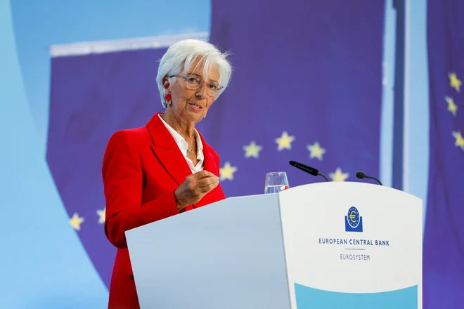 Podrobneje bo denarne odločitve pojasnila predsednica ECB Christine Lagarde na popoldanski novinarski konferenci. FOTO: Heiko Becker/Reuters