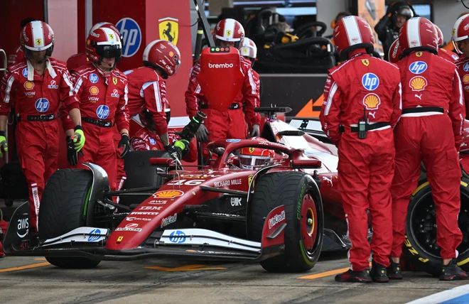 Ekipa Ferrari je letos v svoje vrste zvabila sedemkratnega svetovnega praka Lewisa Hamiltona. Foto: Andrej Isakovic/Pool Via Reuters
