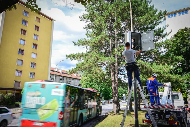 V Mariboru so ta mesec namestili tri nova radarska ohišja. Eno že morajo zamenjati. FOTO: Marko Pigac