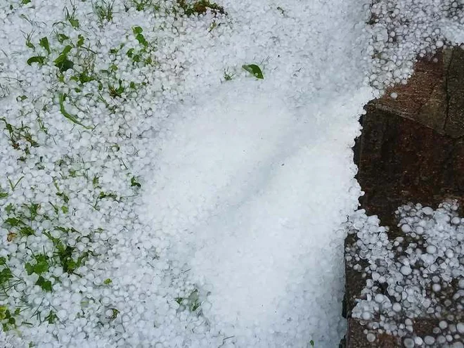 Toča v Postojni. FOTO: Breda Bužanin/facebook
